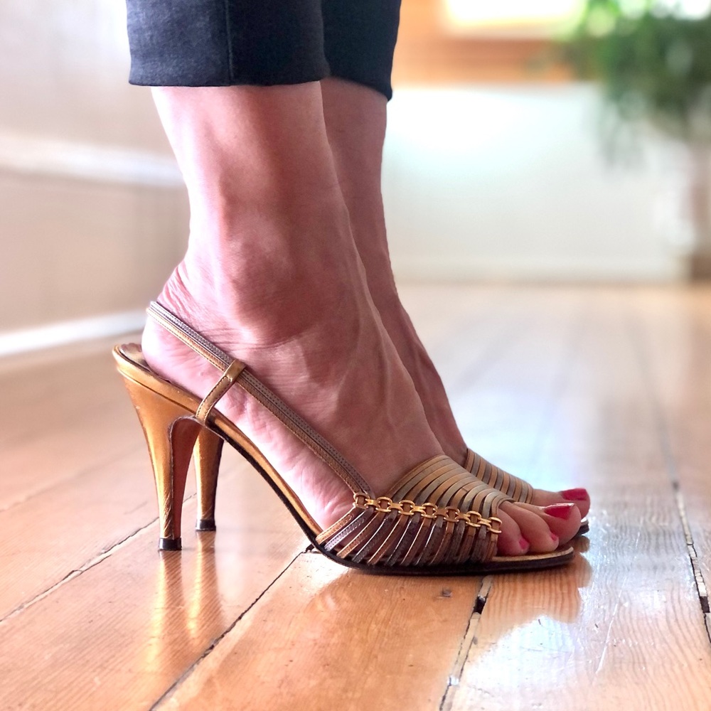 ⭐️ Vintage Gold Heels ⭐️ - Picture 8 of 13